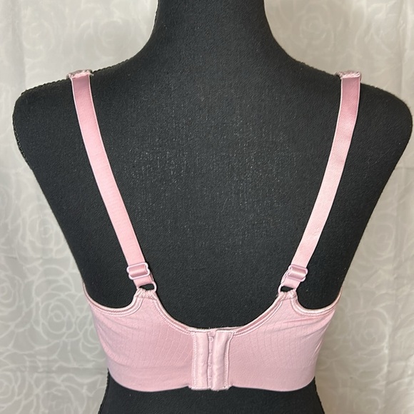 BREEZIES pale pink softly padded bra with underwire. Size 40 D. - Picture 5 of 8
